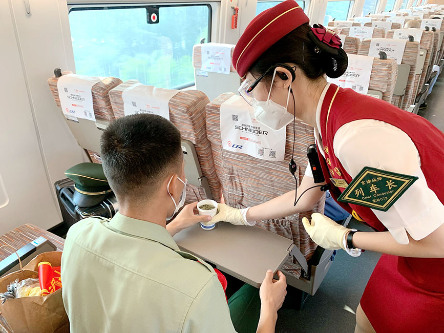主動送茶水讓退伍老兵舒心返鄉。鐵路天津客運段供圖