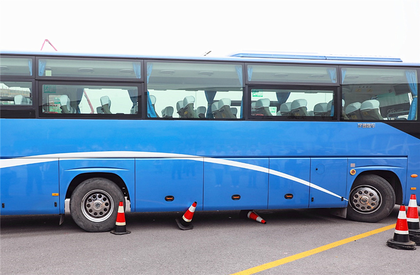 天津交警演示了車輛轉彎時的“內輪差”的含義。吳濤攝