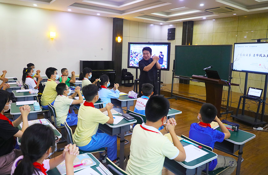 特級教師徐長青通過視頻直播的方式為紅橋區4-6年級學生帶來素質拓展課程。天津市紅橋區委宣傳部供圖