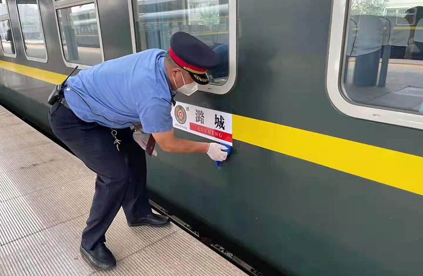天津客運段K5204次列車乘務員正在對車廂外皮及標識牌進行清潔。天津客運段供圖