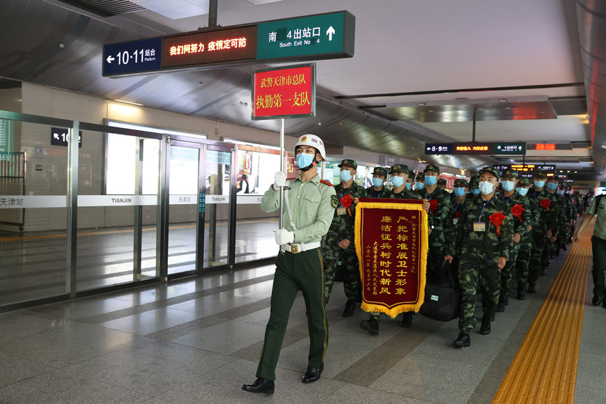 新兵抵達天津站。周旭升攝