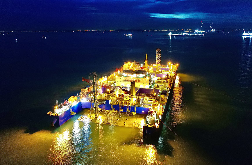 沉管運輸安裝一體船“一航津安1”夜景。盧志華攝