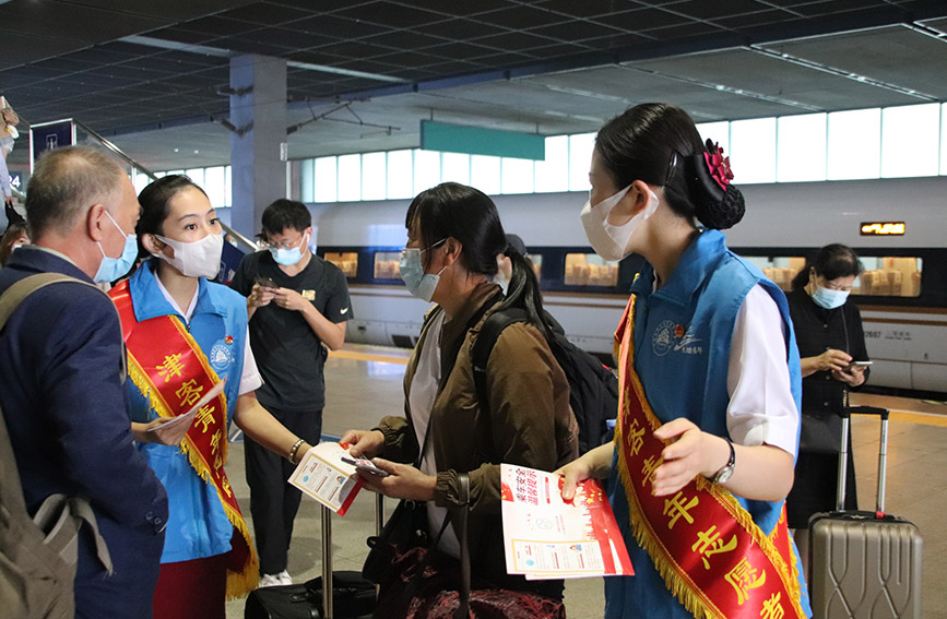 志願者做好問詢解答和乘車引導。天津客運段供圖