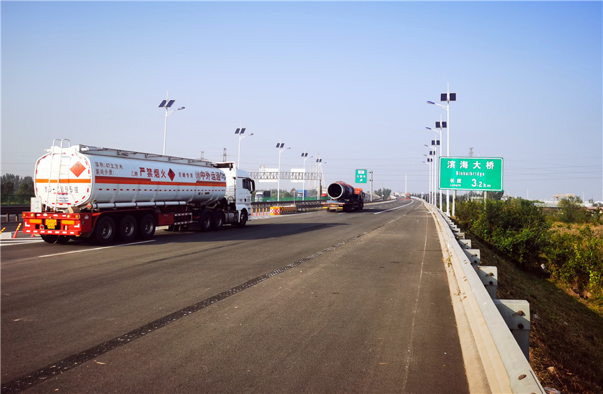車輛行駛在長深高速海河特大橋。天津城投集團供圖