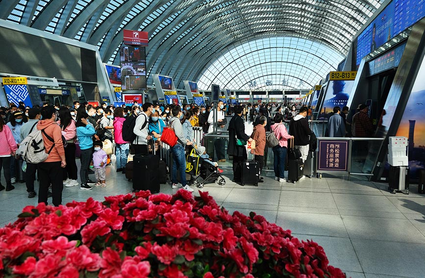 返程旅客在鐵路北京局天津西站候車大廳有序驗票乘車。楊寶森攝