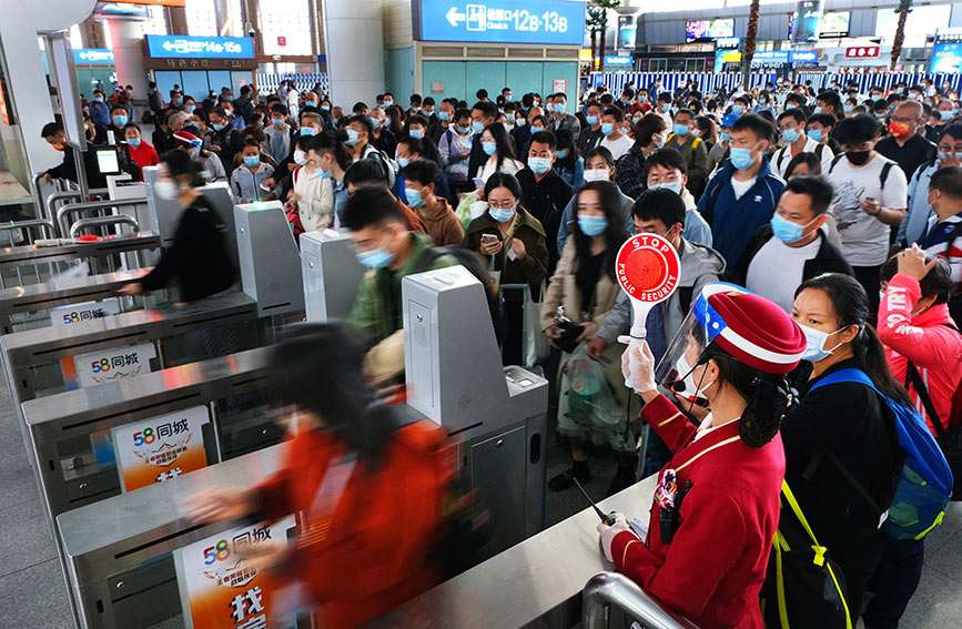 返程旅客在鐵路北京局天津站候車大廳有序驗票乘車。楊寶森攝