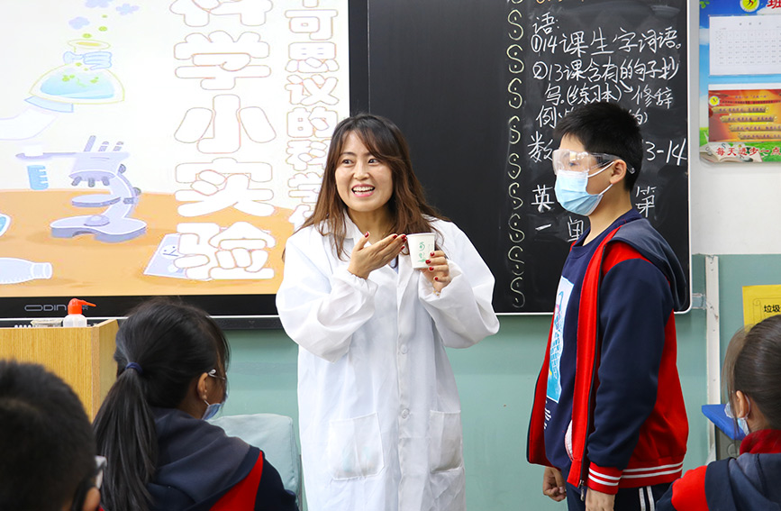 武清区杨村第八小学六年级五班举办“家长进课堂”――科学小实验活动。王春晶摄