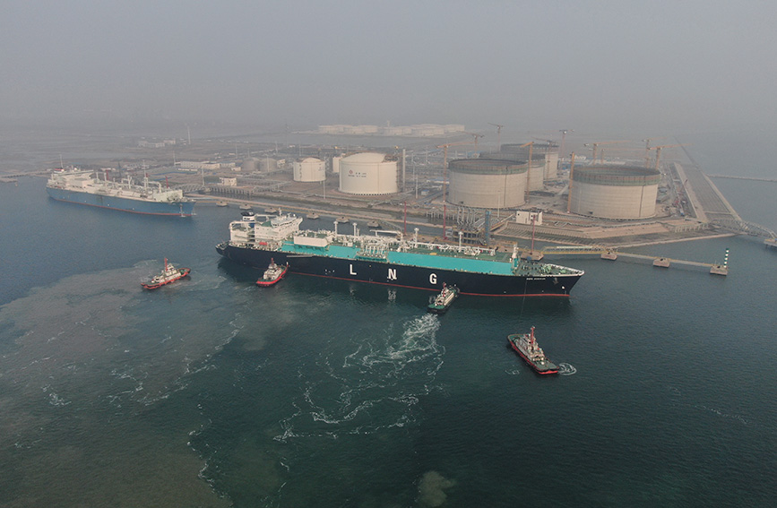 “斯里安谷”号LNG船携带着6.38万吨液化天然气在天津LNG靠泊。贾磊摄