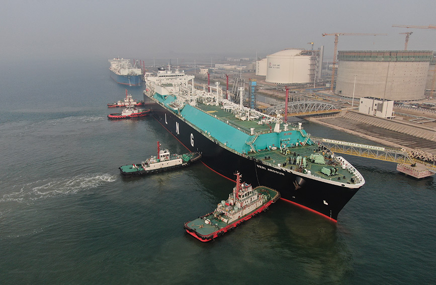 “斯里安谷”号LNG船携带着6.38万吨液化天然气在天津LNG靠泊。贾磊摄
