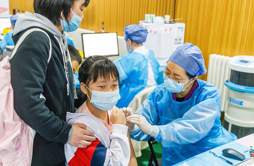 南開區疫苗接種現場，孩子在接種疫苗中。王英浩攝