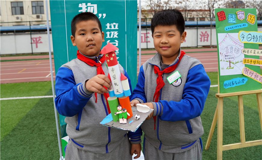 两个学生合作用废纸壳做了一款火箭。郑飞扬摄