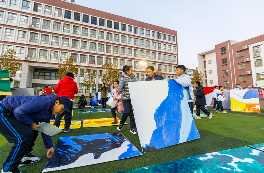 學生們按照圖紙將每一塊畫板拼接在一起。天津市南開區新聞中心供圖