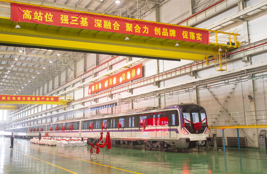 首列“天津造”無人駕駛地鐵下線。天津港保稅區供圖