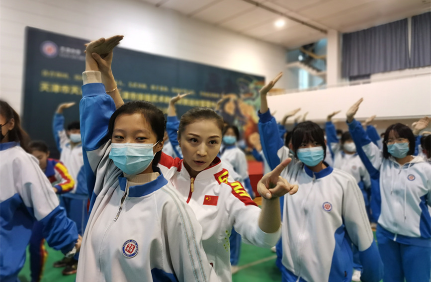 天津武术队的专业运动员正指导中学生练习功夫。南开区新闻中心供图