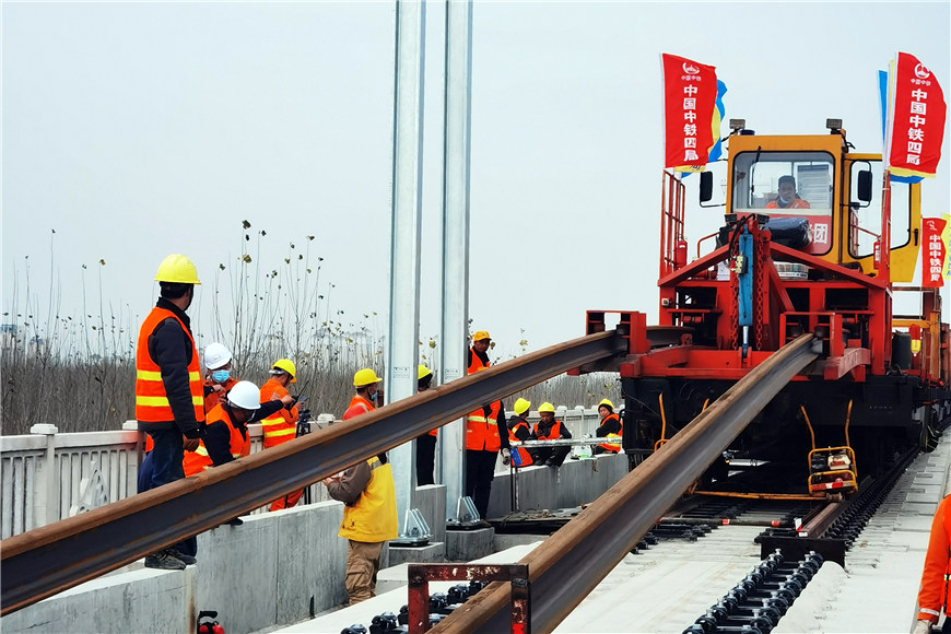 鐵路長軌鋪設。天津市交通運輸委供圖