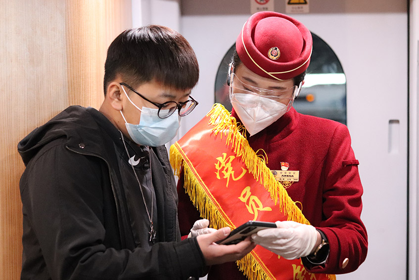 黨員志願者幫助旅客查詢座位信息。鐵路天津客運段供圖
