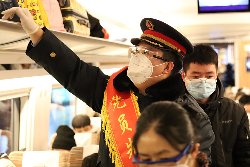 黨員志願者做好行李物品清整。鐵路天津客運段供圖