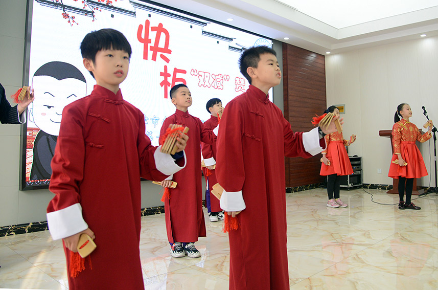 学生们感受传统民间技艺。天津市南开区新闻中心供图
