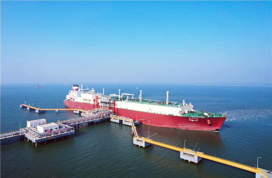卡塔尔石油公司向中国石化提供的首船9.4万吨液化天然气（LNG）在天然气分公司天津LNG接收站卸货。王军摄