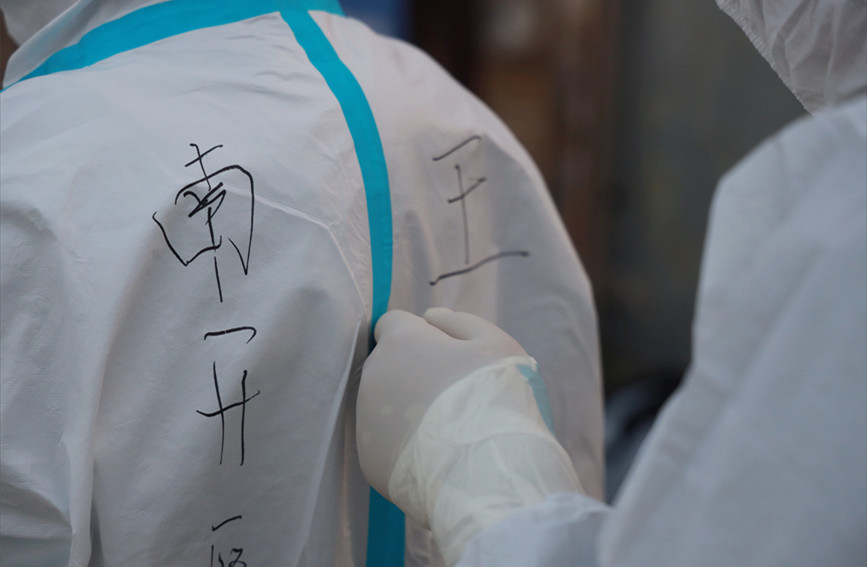 在南開區社區核酸檢測點，工作人員在做准備工作。王英浩攝