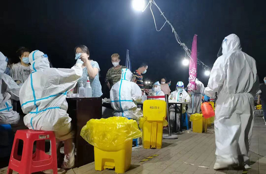 天津市红桥区居民5月20日晚参加核酸检测。天津市红桥区委宣传部供图