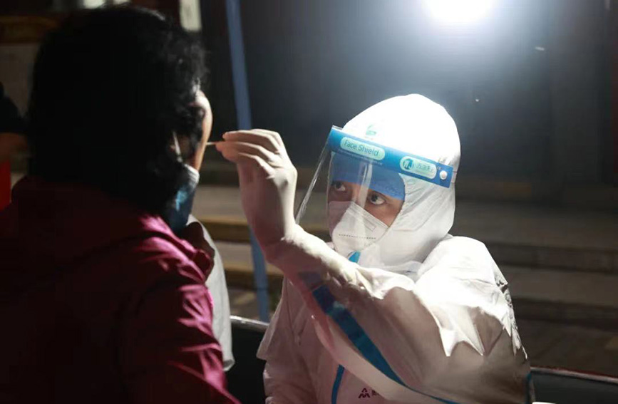 天津市红桥区居民5月20日晚参加核酸检测。天津市红桥区委宣传部供图