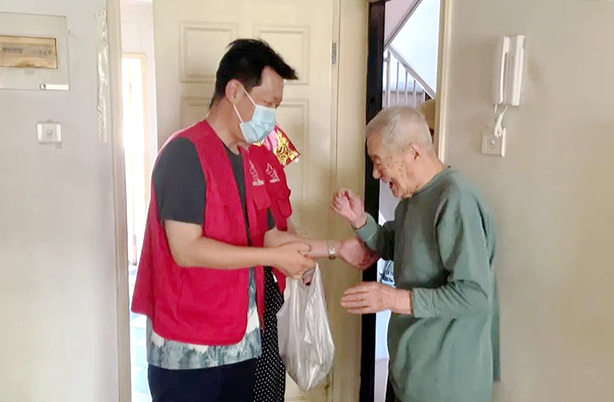 河西区柳林街道金海湾社区工作人员将包好的粽子送到社区96岁独居老人周爷爷家中。河西区融媒体中心供图