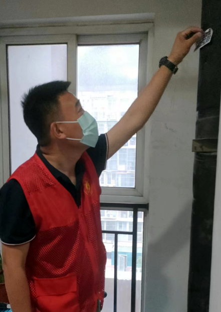 中核興業天津公司“志願紅”檢查居民樓管道。