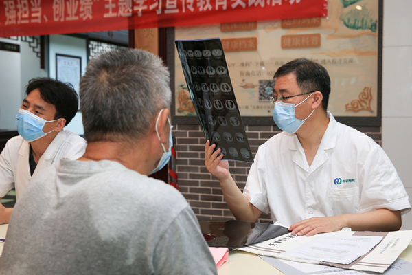 專家為現場市民提供專業服務。天津市中醫藥研究院供圖