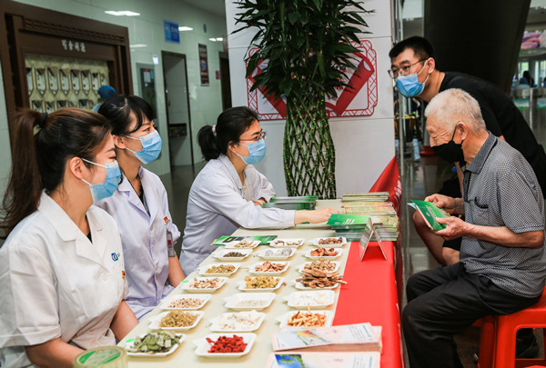 中藥展示台吸引了諸多市民駐足。天津市中醫藥研究院供圖