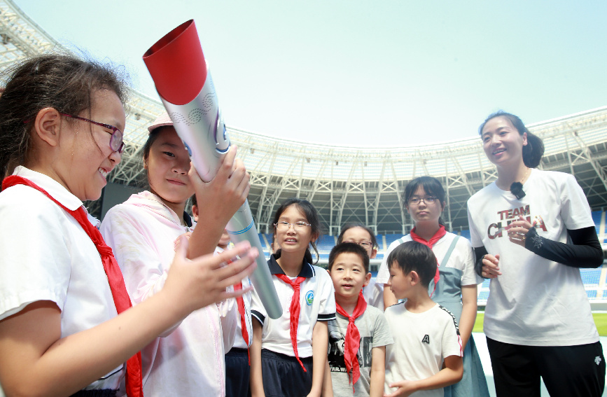 在水滴体育场，孩子们听奥运女排冠军魏秋月讲全运会开幕式的故事。天津市少年儿童活动中心供图