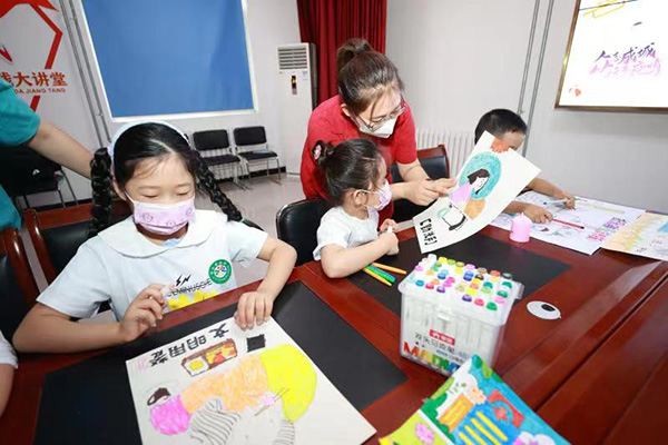 老师指导学生制作手抄报。天津市红桥区委宣传部供图