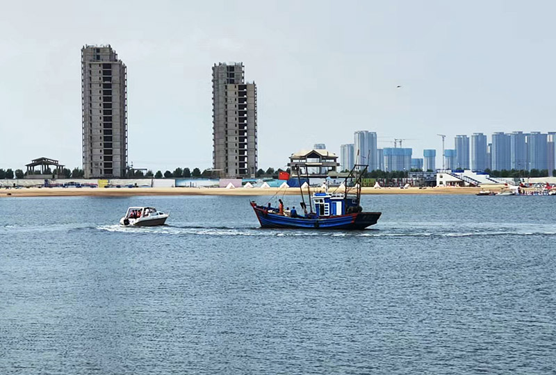 休漁期間，民警們駕駛快艇執行海上巡邏任務，發現並消除各類安全風險隱患。