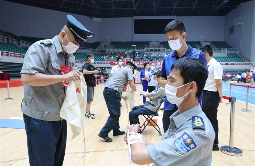 保安员进行医疗救护实操比拼。天津公安供图