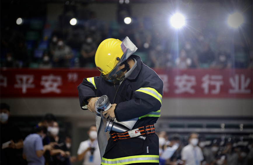 保安员进行消防技能比拼。天津公安供图