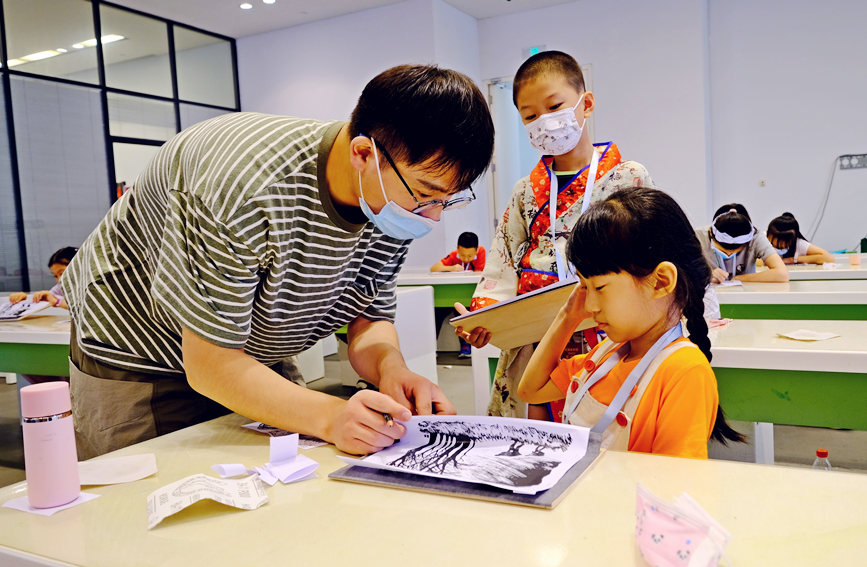 天津美术馆举办的“刻印初心”版画主题夏令营以丰富的学习内容受到孩子们和家长的欢迎。姚文生摄