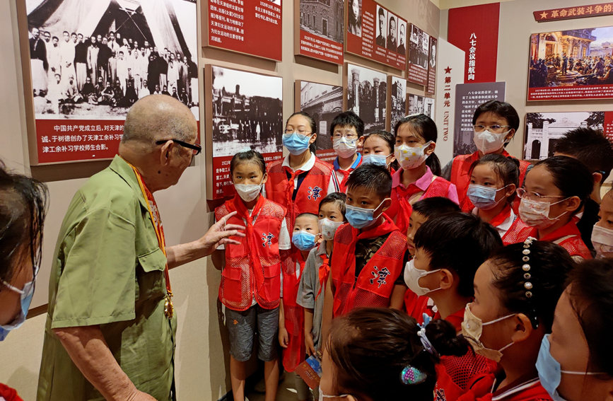 孩子們在平津戰役紀念館觀看專題展覽。姚文生攝