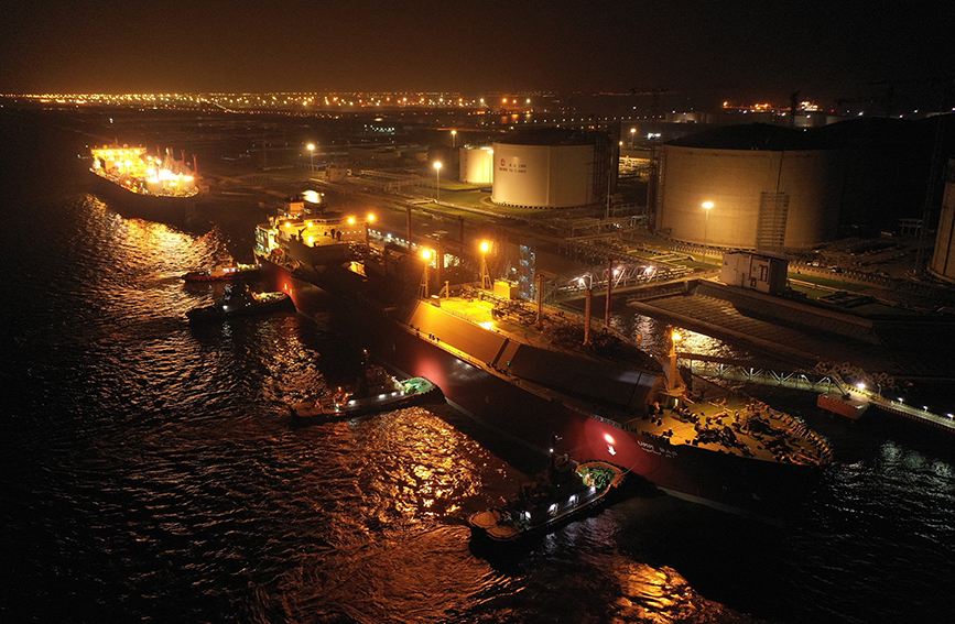 LNG船舶應急夜航進港。南疆邊檢站供圖