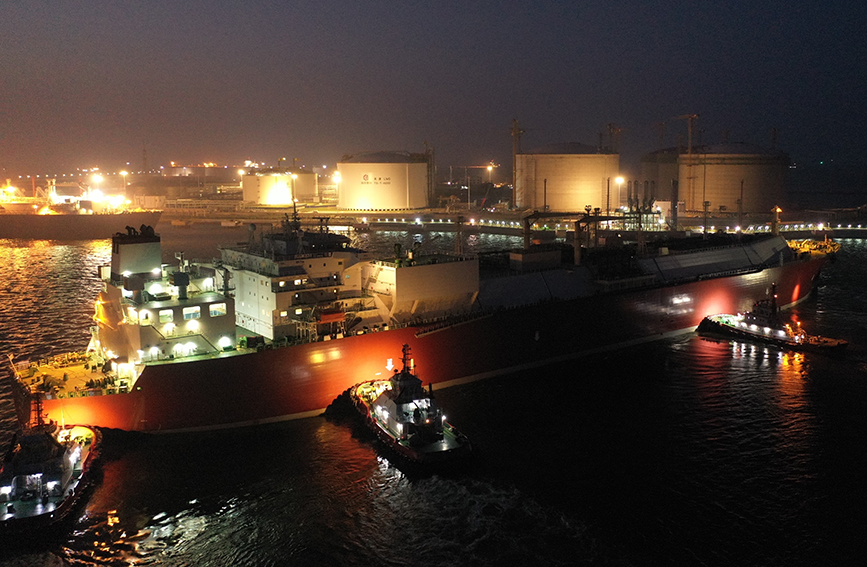 LNG船舶應急夜航進港。南疆邊檢站供圖