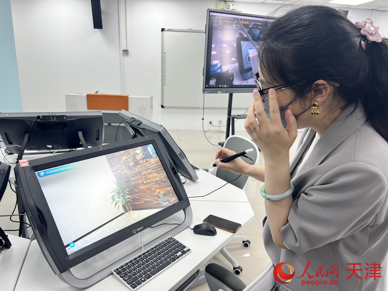 在天津医学高等专科学校专业共享虚拟仿真实训中心，学生可以从书本中顺利走向实操。人民网 孙翼飞摄