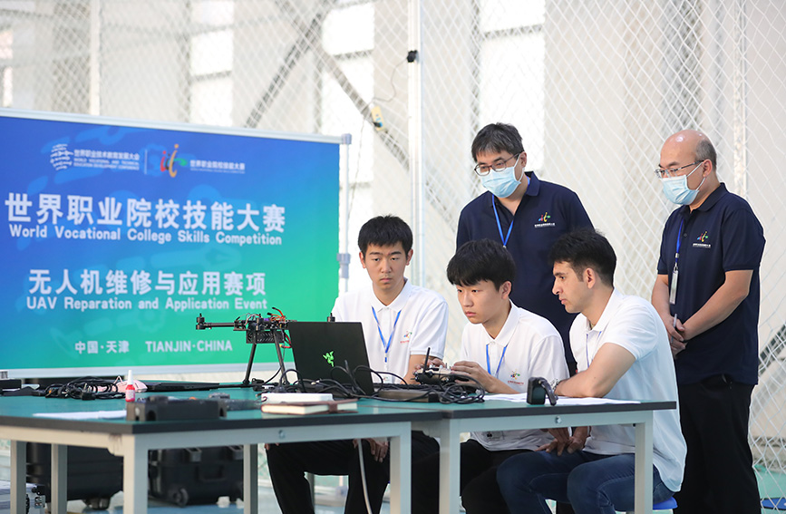 参加无人机维修与应用赛项的选手调试无人机。刘嘉鑫摄