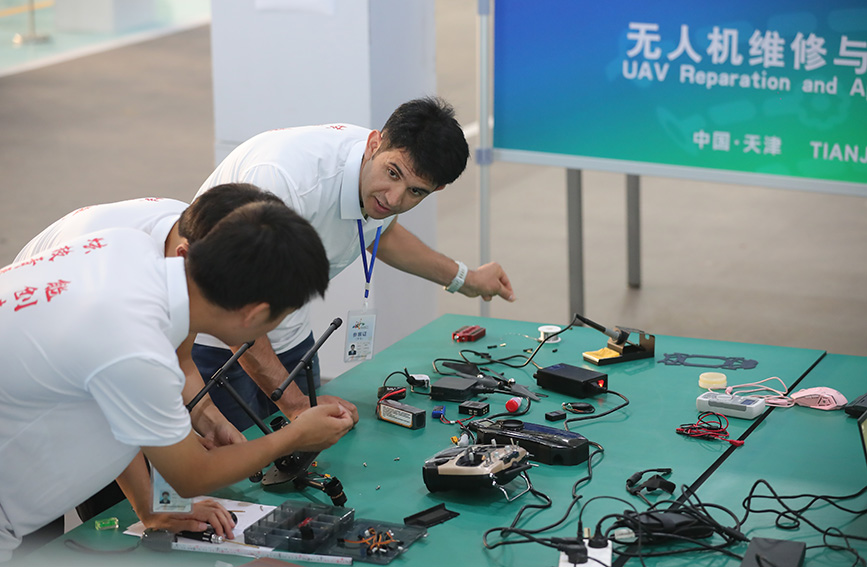参加无人机维修与应用赛项的选手组装无人机。刘嘉鑫摄