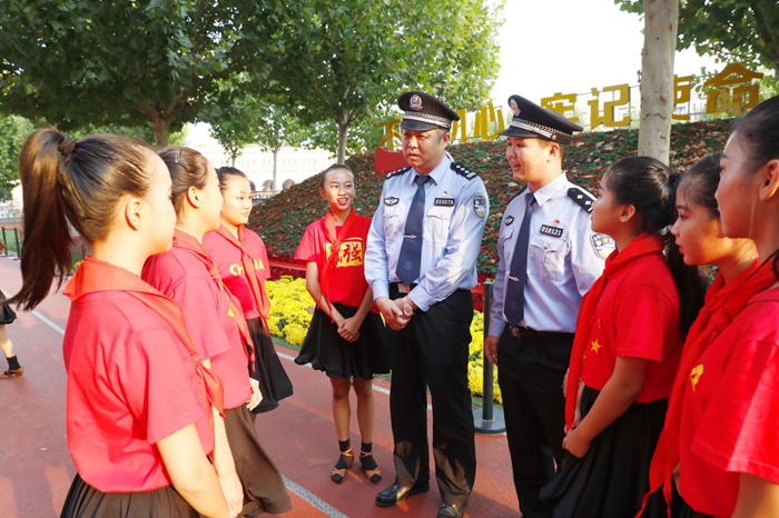 天津市公安局持续深化社区警务与基层网格融合，基层民警对中小学生进行假期安全宣讲。天津市公安局供图