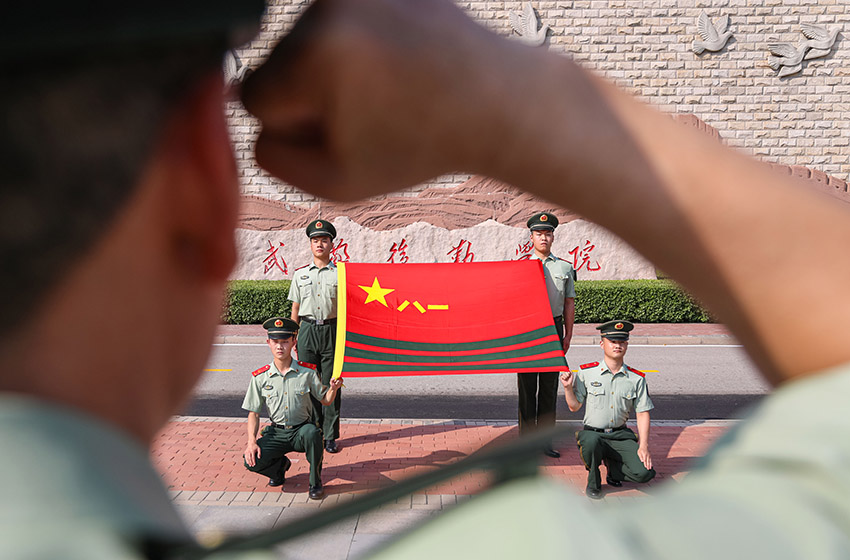 武警官兵面向武警部隊旗庄嚴宣誓。武警后勤學院供圖