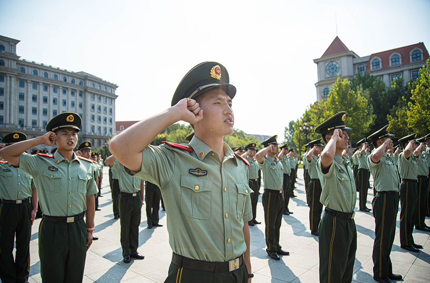 武警官兵面向武警部队旗庄严宣誓。武警后勤学院供图