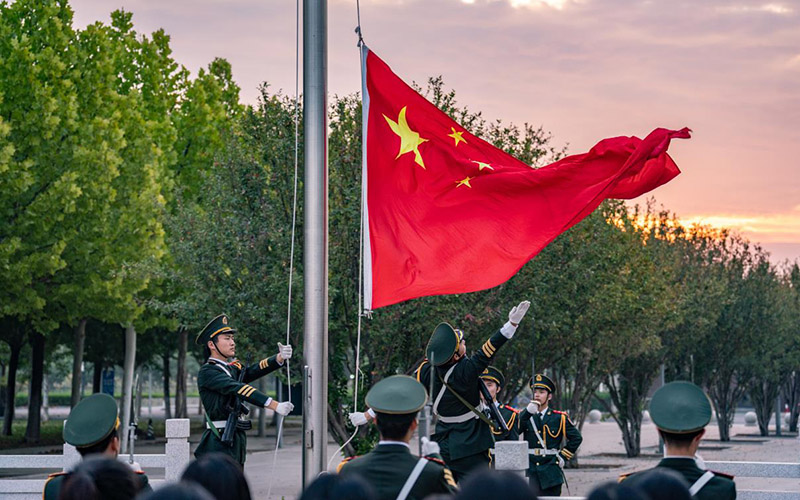 天津大學在北洋園校區舉行升旗儀式。