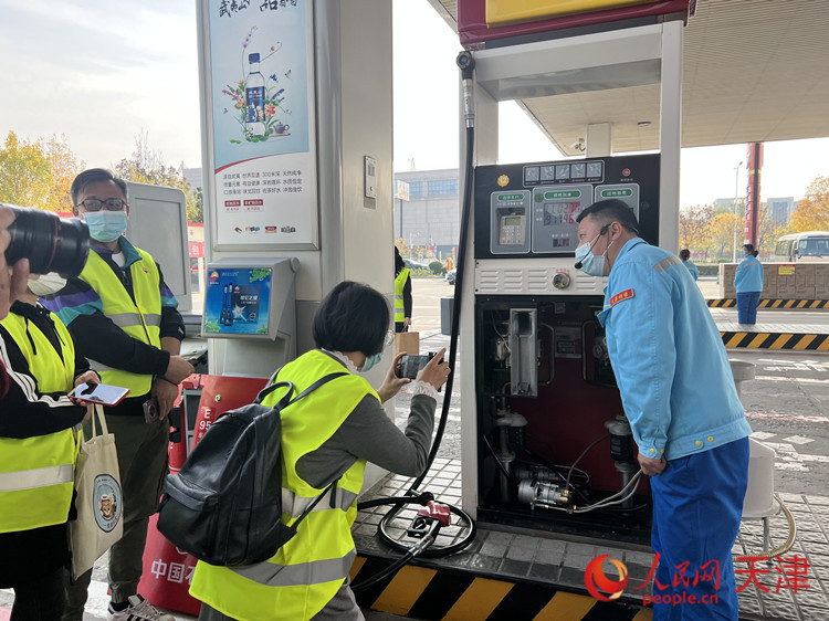 康路加油站经理王海欣向记者展示助力环保的加油设备。人民网 孙翼飞摄