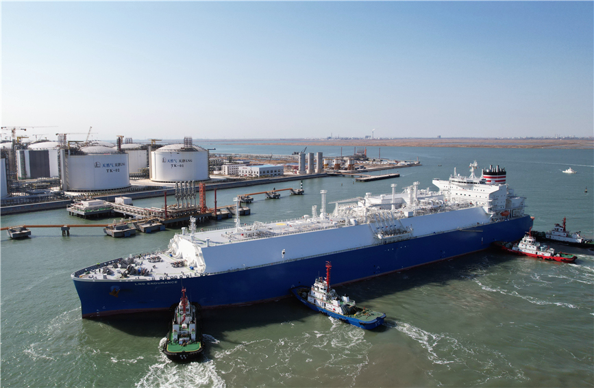 11月1日，裝載6萬噸液化天然氣的“耐力”號LNG運輸船安穩靠泊中國石化天然氣分公司天津LNG接收站1號泊位。王軍攝