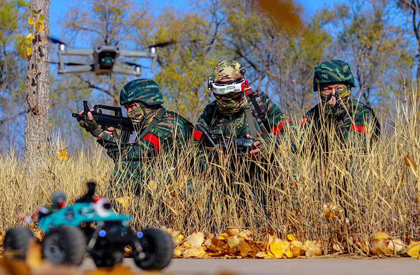 特战队员利用无人机与自制侦察车进行空地协同侦察。李灿宇摄