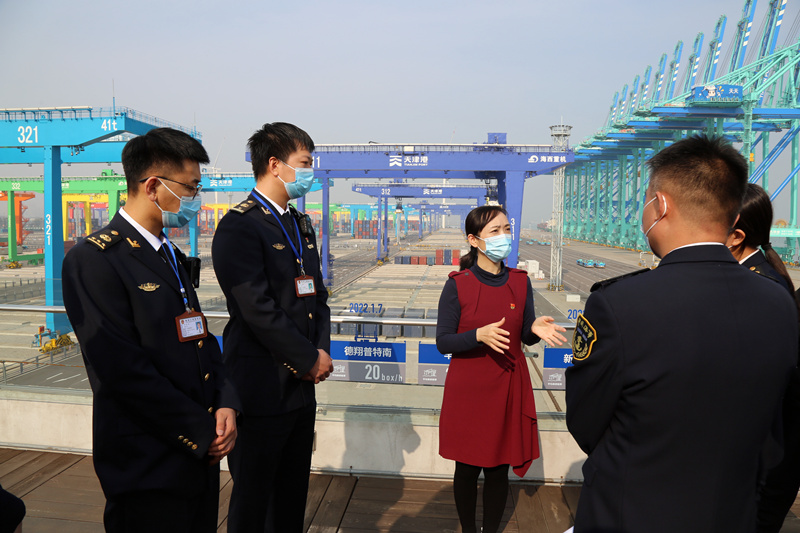 黨員代表們實地參觀“智慧零碳”碼頭。天津市委市級機關工委供圖